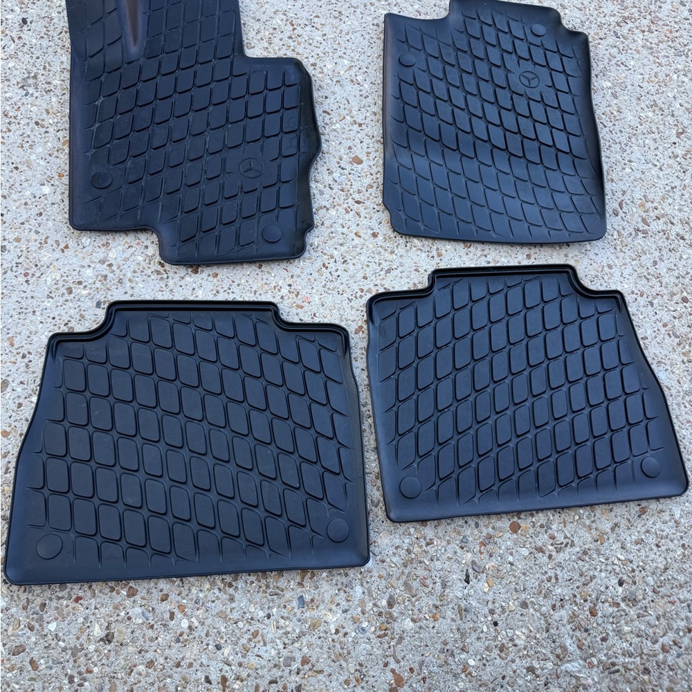 2020 Mercedes Benz GLE 350 floor mats
